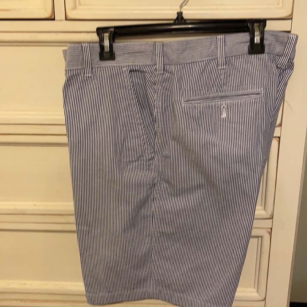 Izod 10 inch navy seersucker shorts
